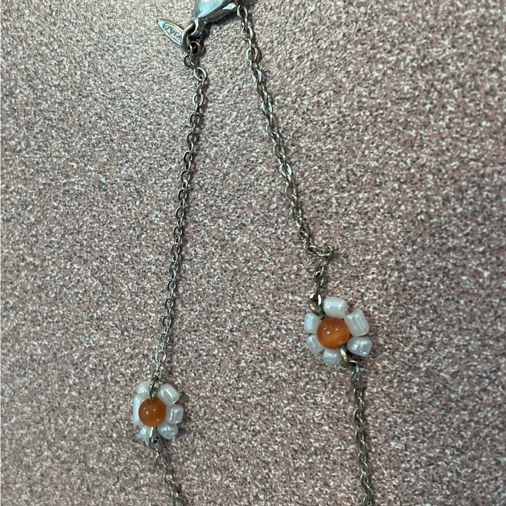 Simply beautiful ankle bracelet with several Daisies.